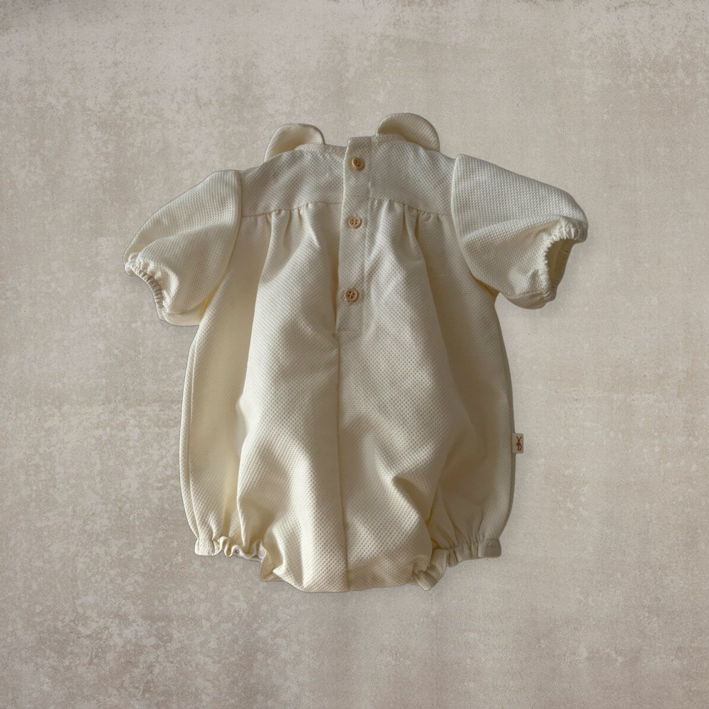 Ranita de Piqué Beige con Cuello Bobo y Manga Farol - 100% Algodón