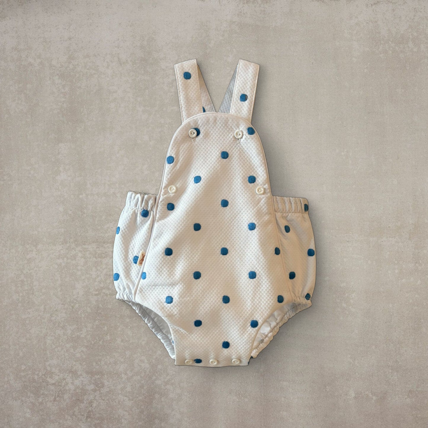 Peto corto con tirantes. Blanco y motas azules
