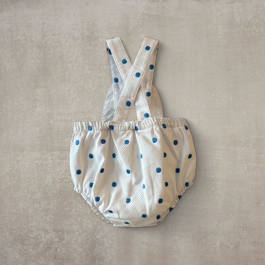 Peto corto con tirantes. Blanco y motas azules
