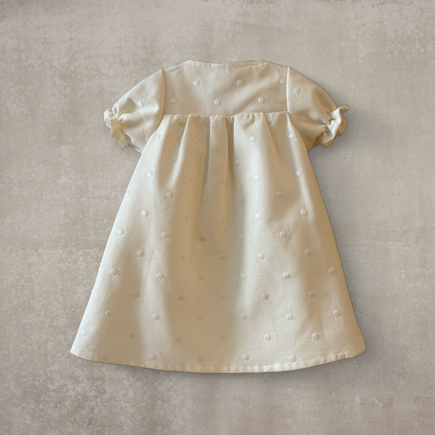 Vestido largo en piqué beige con motas