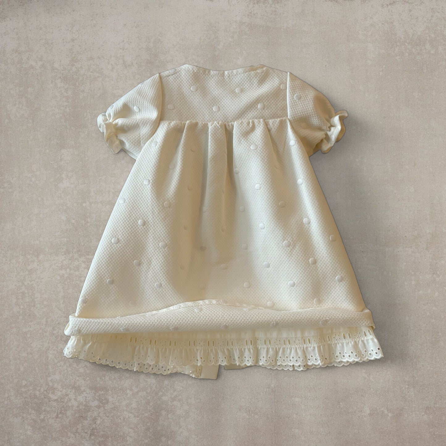 Vestido largo en piqué beige con motas