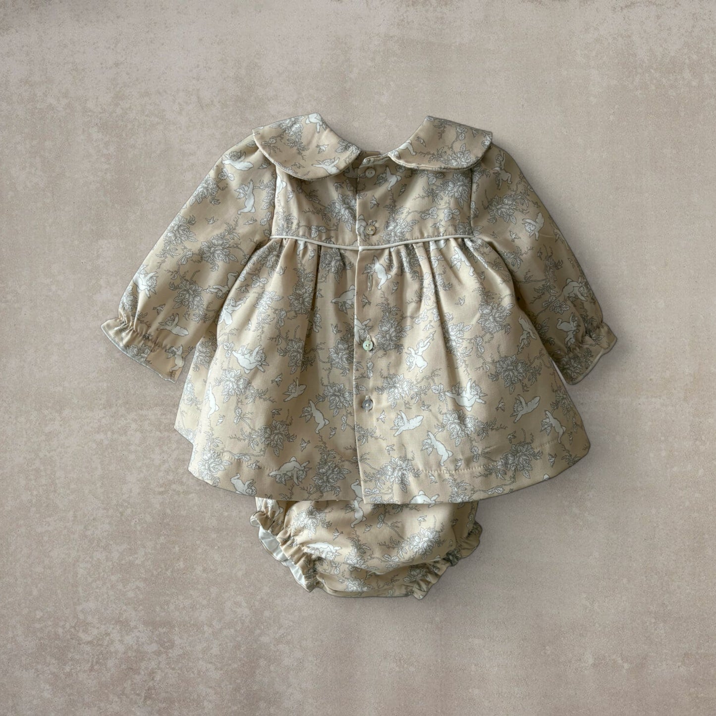 Vestido manga larga y braguita a juego. Angelitos y flores