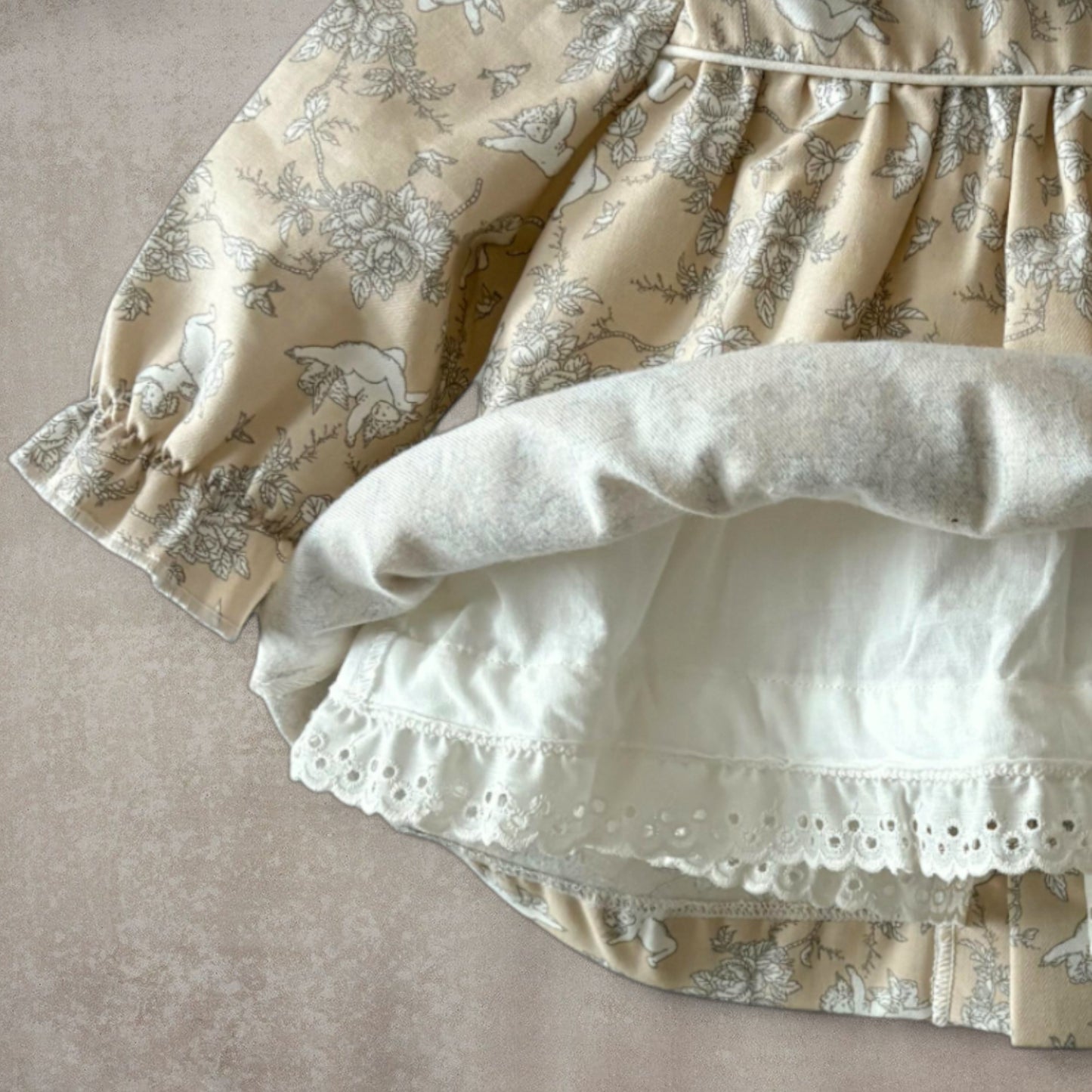 Vestido manga larga y braguita a juego. Angelitos y flores