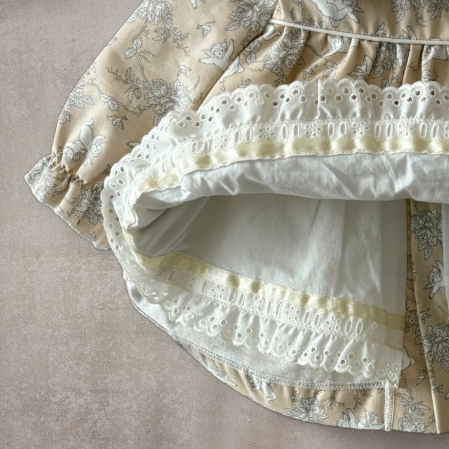 Vestido manga larga y braguita a juego. Angelitos y flores