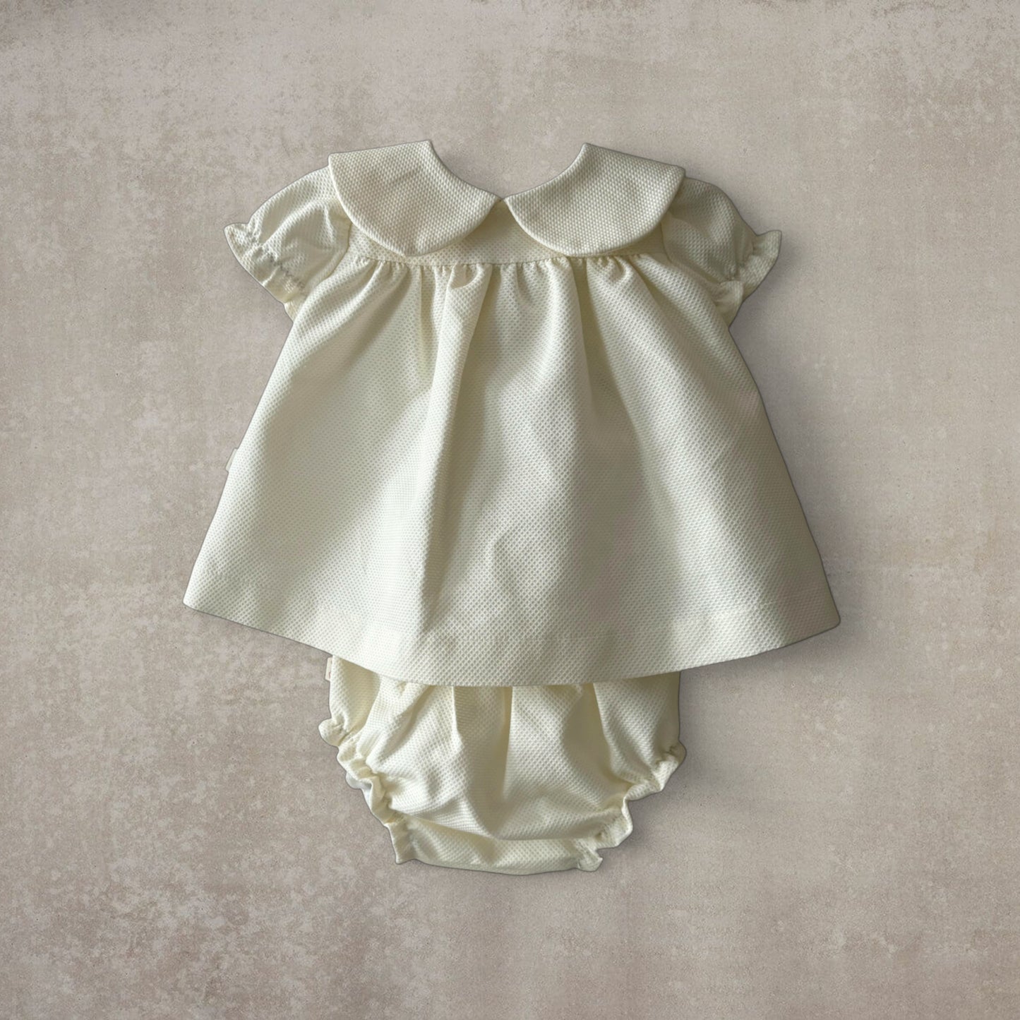 Vestido corto y braguita a juego. Beige