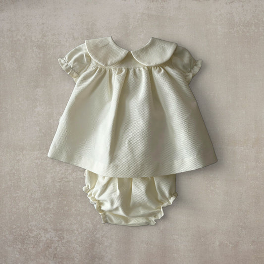 Vestido corto y braguita a juego. Beige