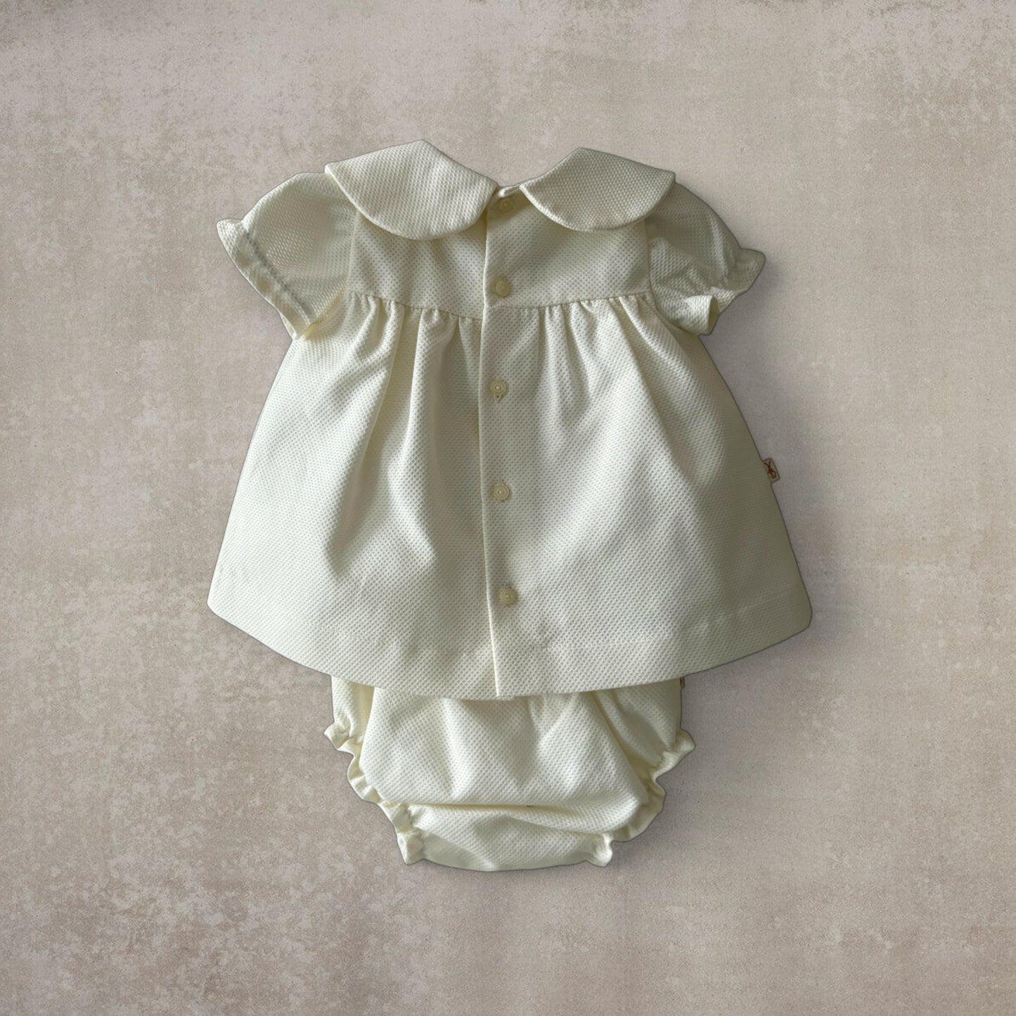Vestido corto y braguita a juego. Beige
