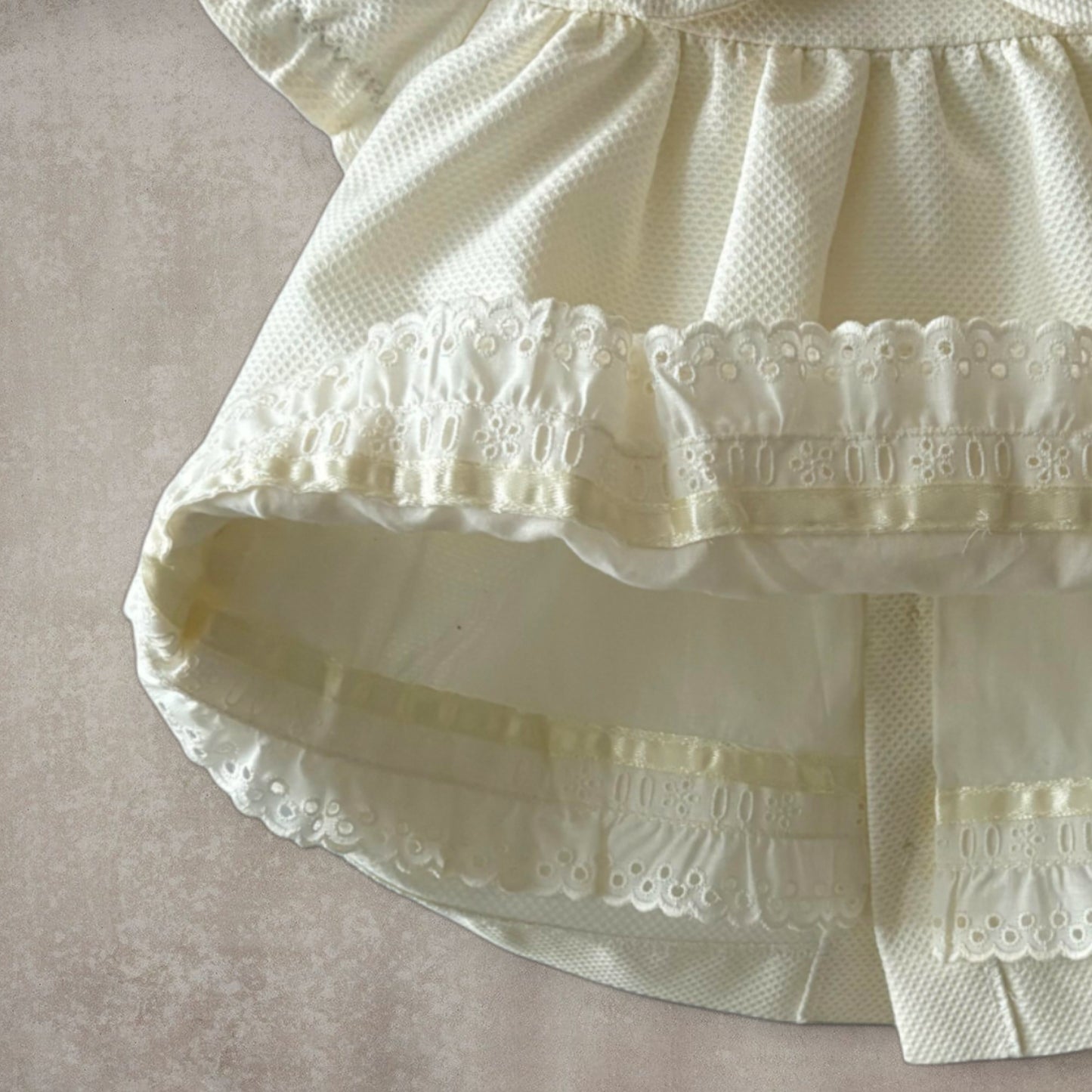Vestido corto y braguita a juego. Beige