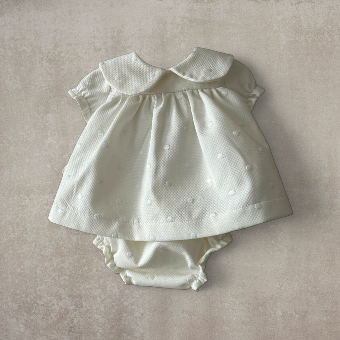 Vestido corto y braguita a juego. Beige con motas