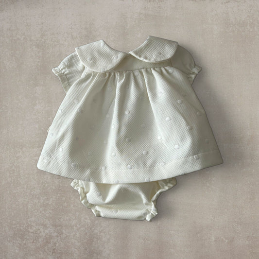 Vestido corto y braguita a juego. Beige con motas