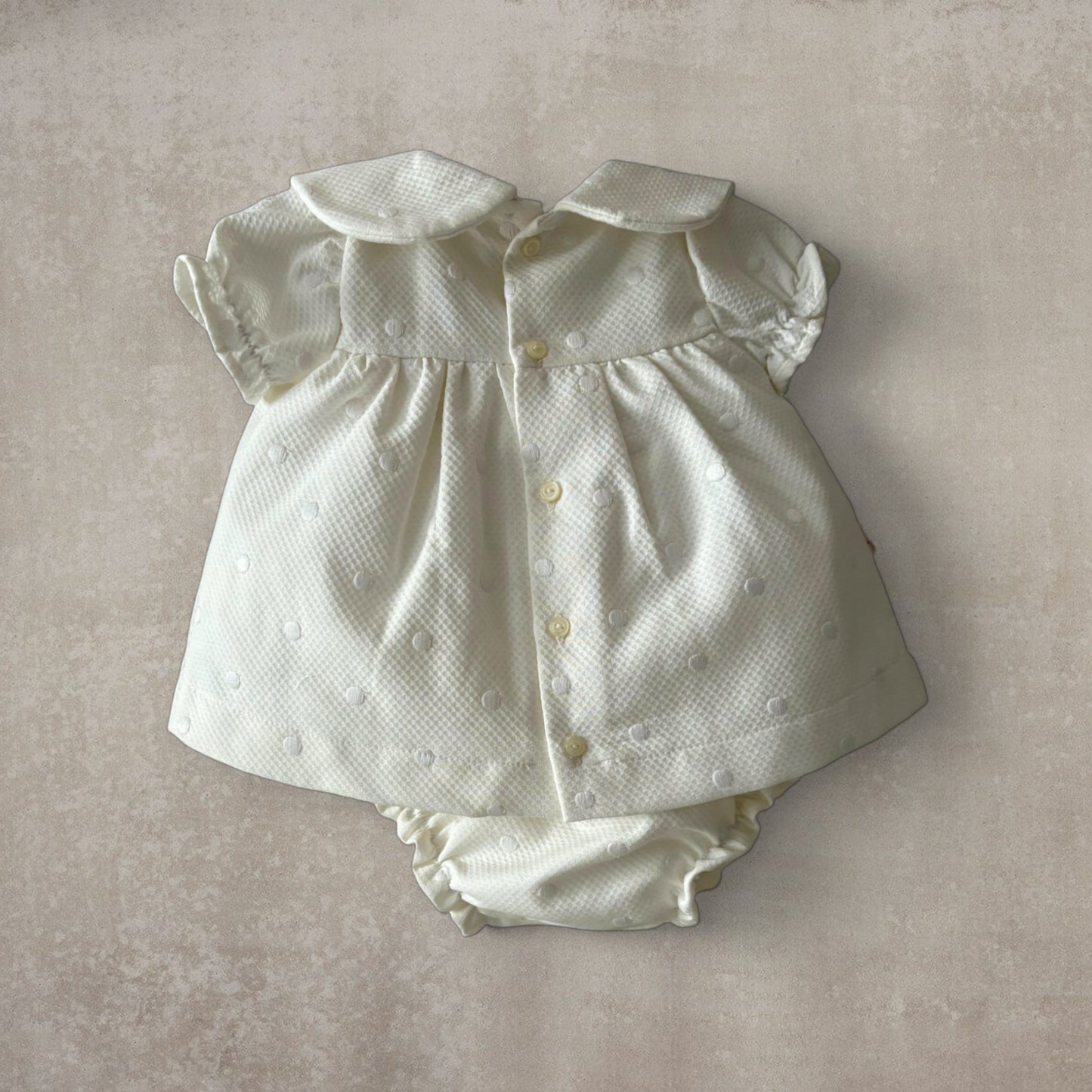 Vestido corto y braguita a juego. Beige con motas