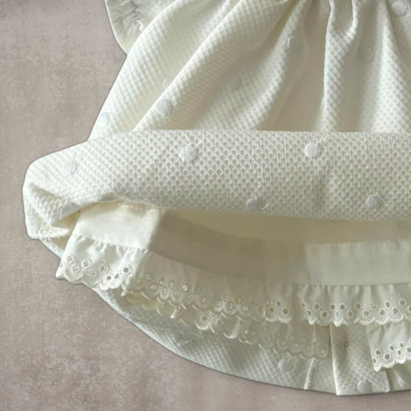 Vestido corto y braguita a juego. Beige con motas