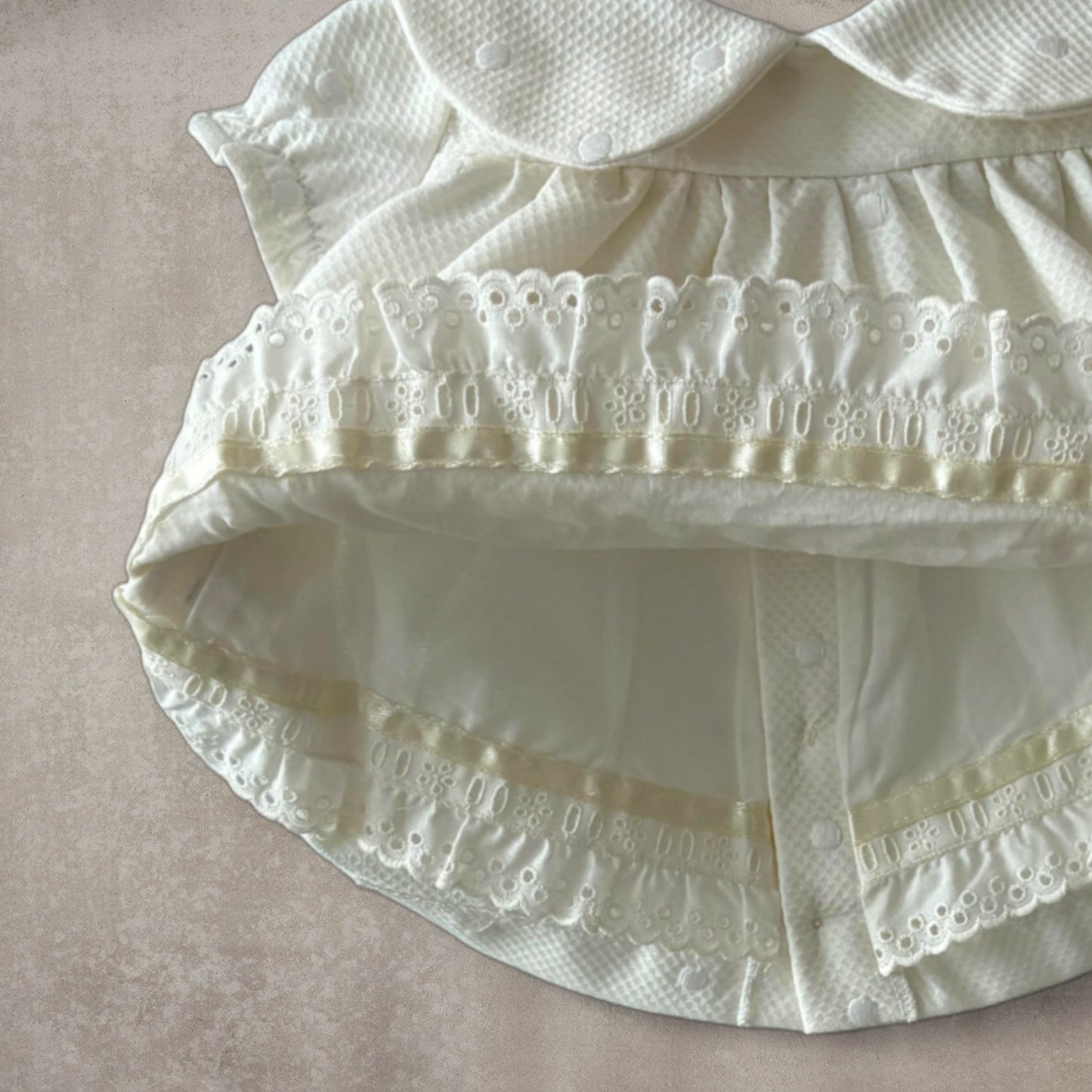 Vestido corto y braguita a juego. Beige con motas