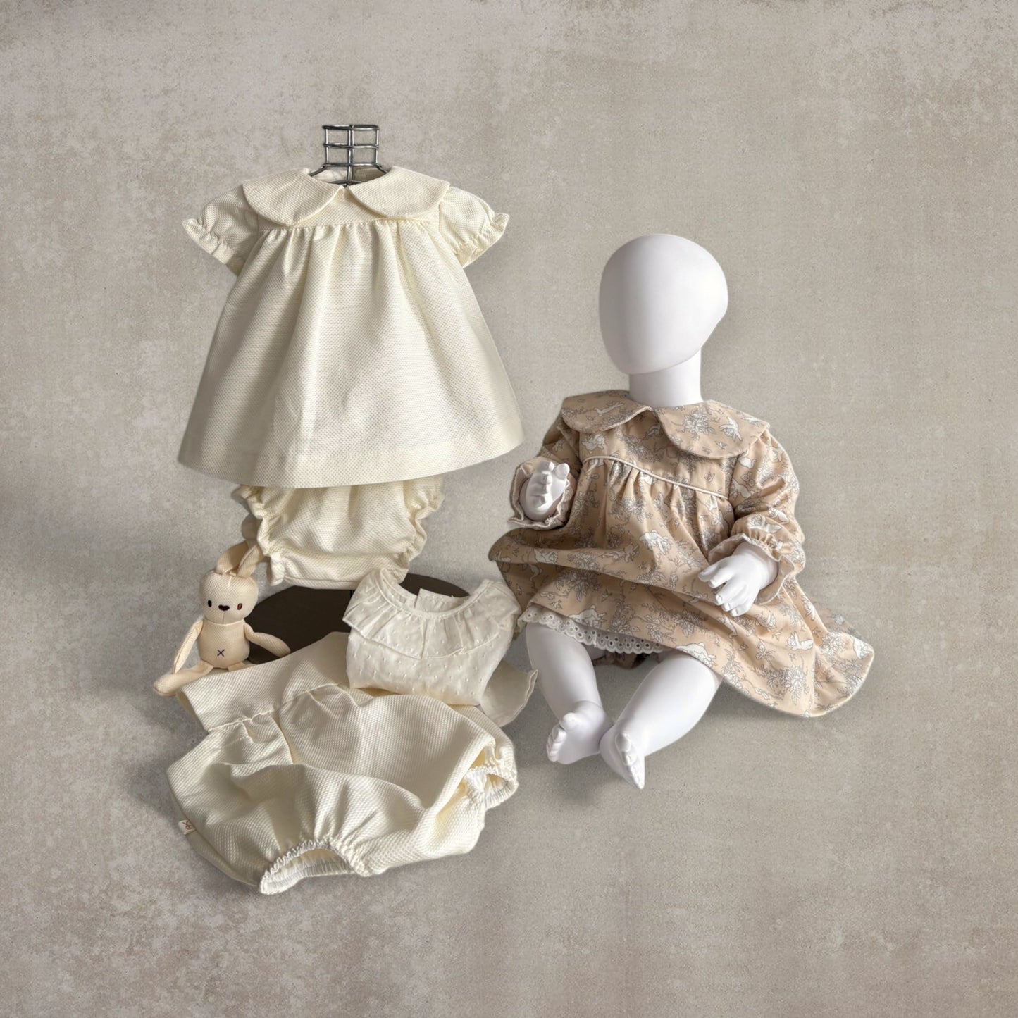 Vestido corto y braguita a juego. Beige con motas