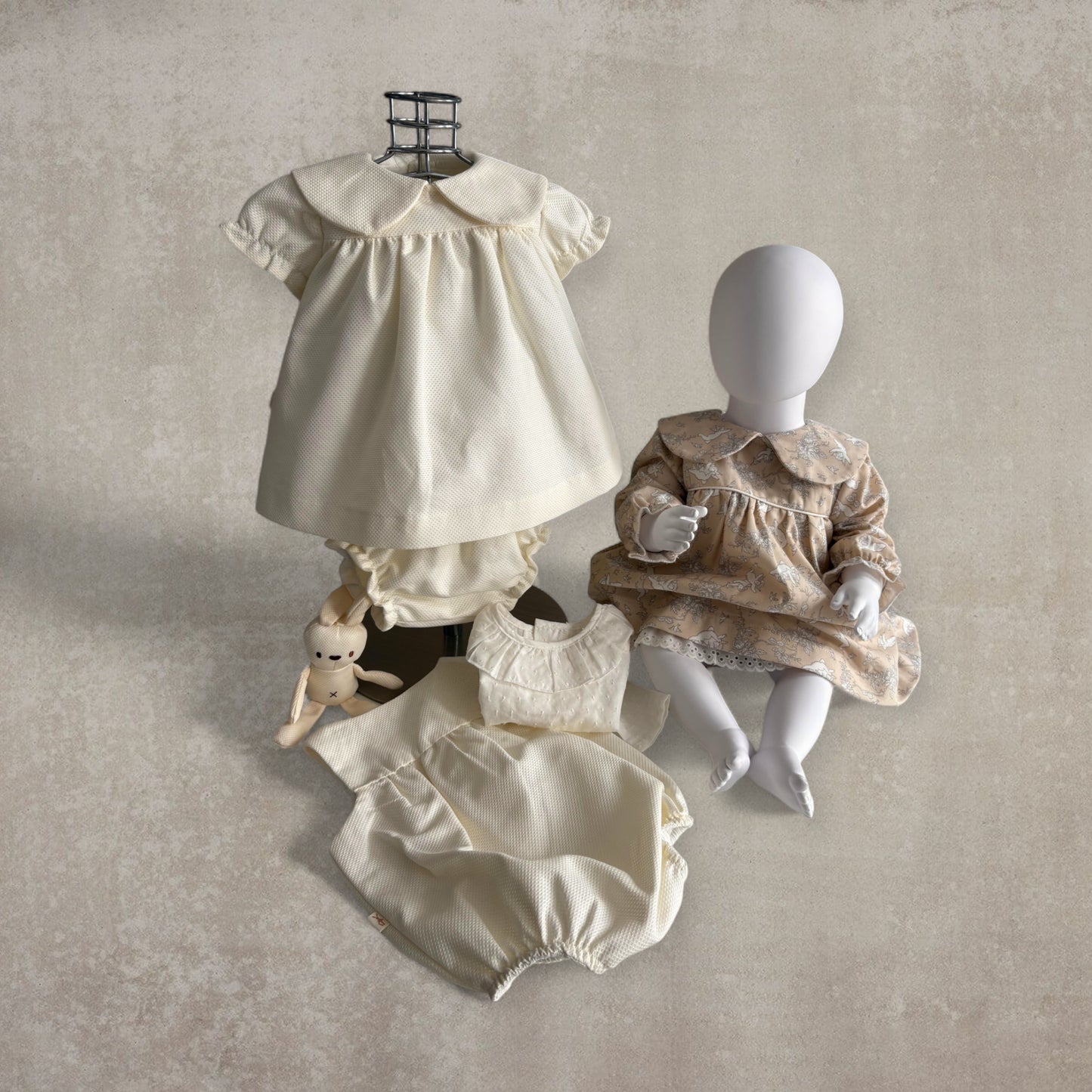 Vestido manga larga y braguita a juego. Angelitos y flores