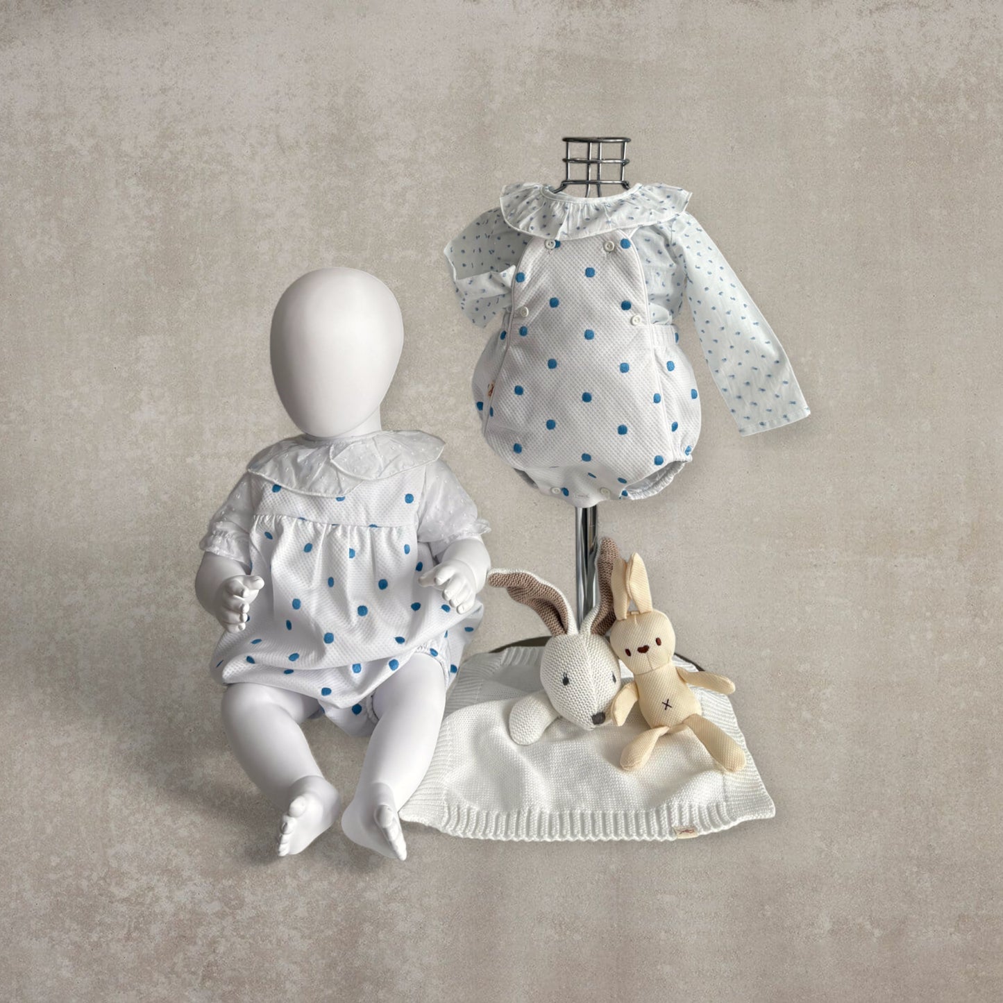 Peto corto con tirantes. Blanco y motas azules