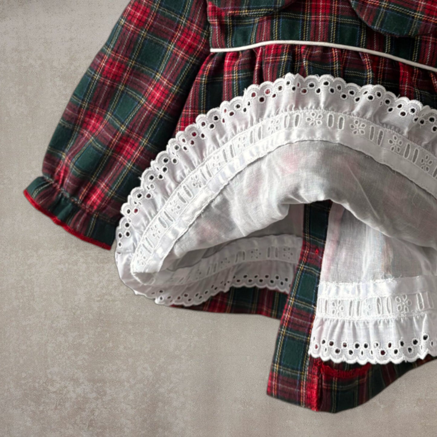 Vestido manga larga y braguita a juego. Cuadritos verdes y rojos