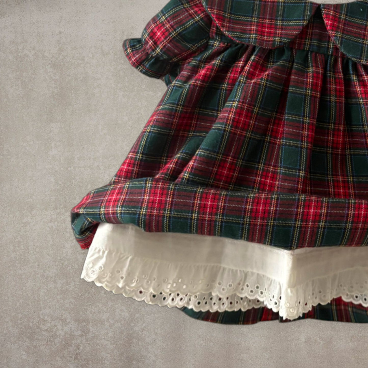 Vestido corto y braguita a juego. Cuadritos verdes y rojos