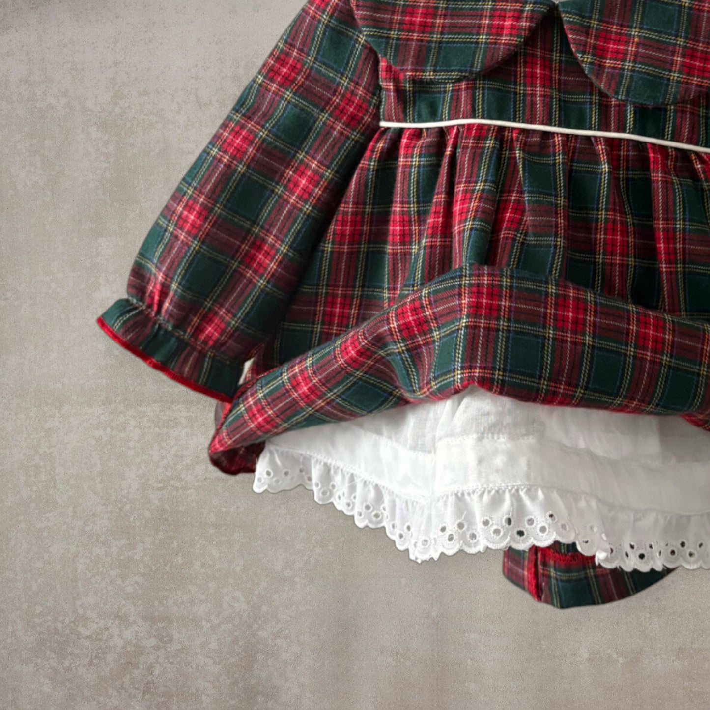 Vestido manga larga y braguita a juego. Cuadritos verdes y rojos