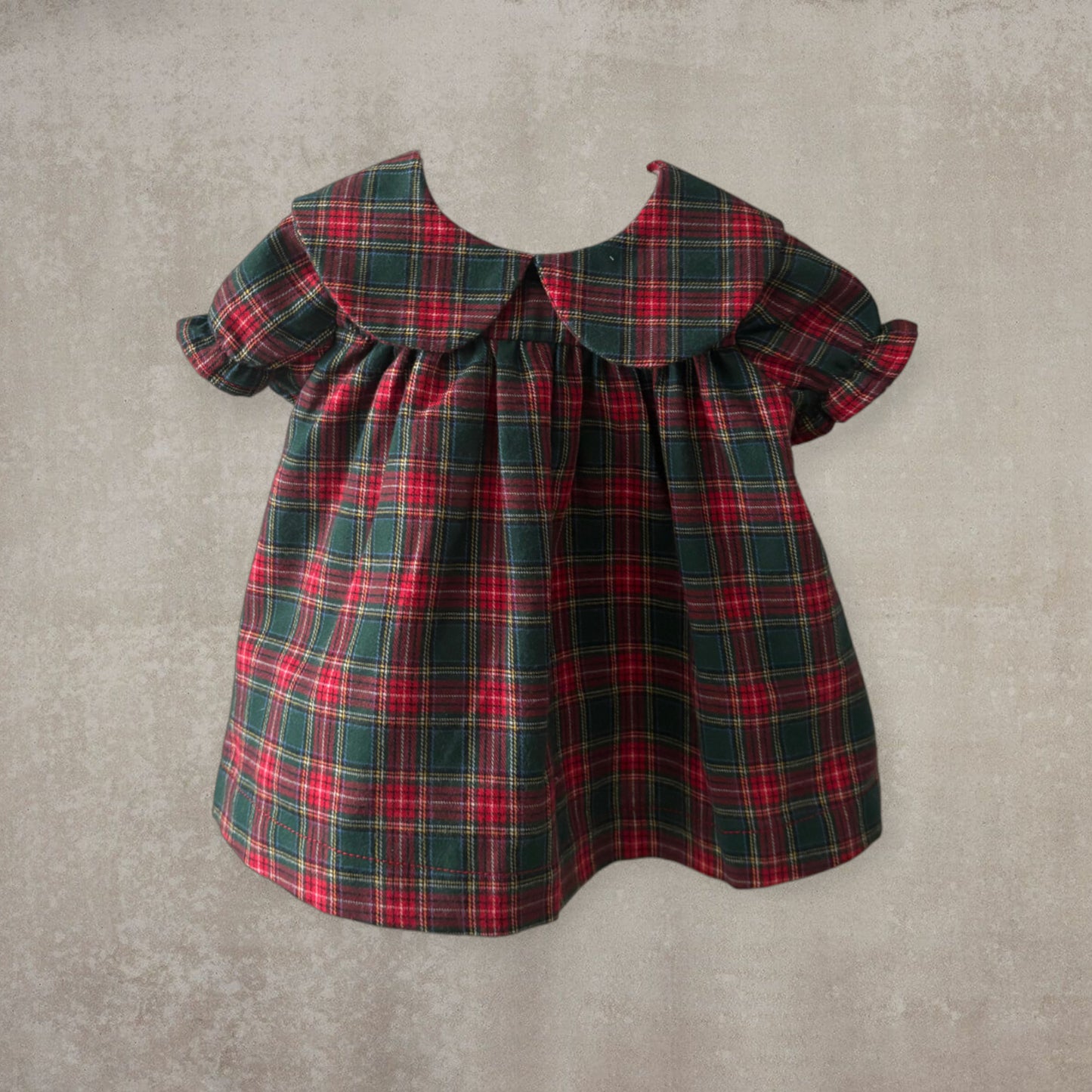 Vestido corto y braguita a juego. Cuadritos verdes y rojos