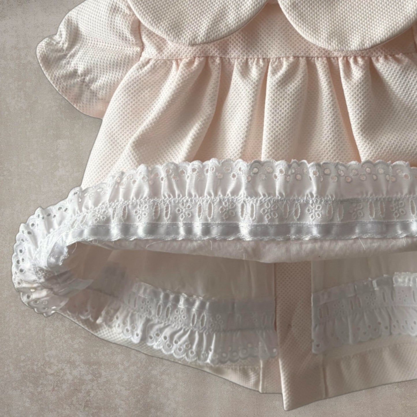 Vestido corto y braguita a juego. Rosa