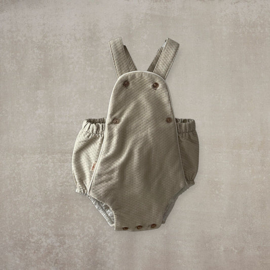 Peto corto con tirantes. Camel