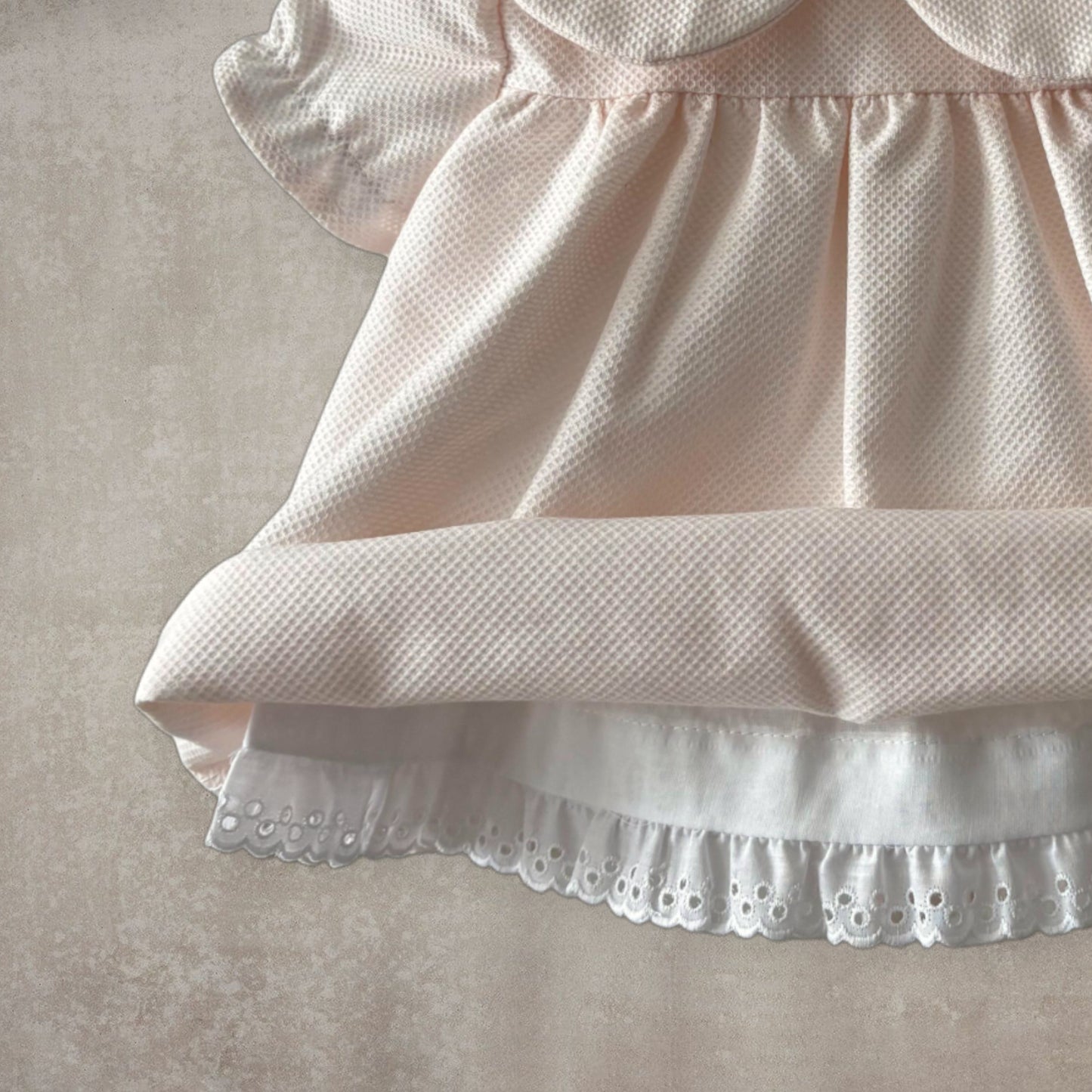 Vestido corto y braguita a juego. Rosa