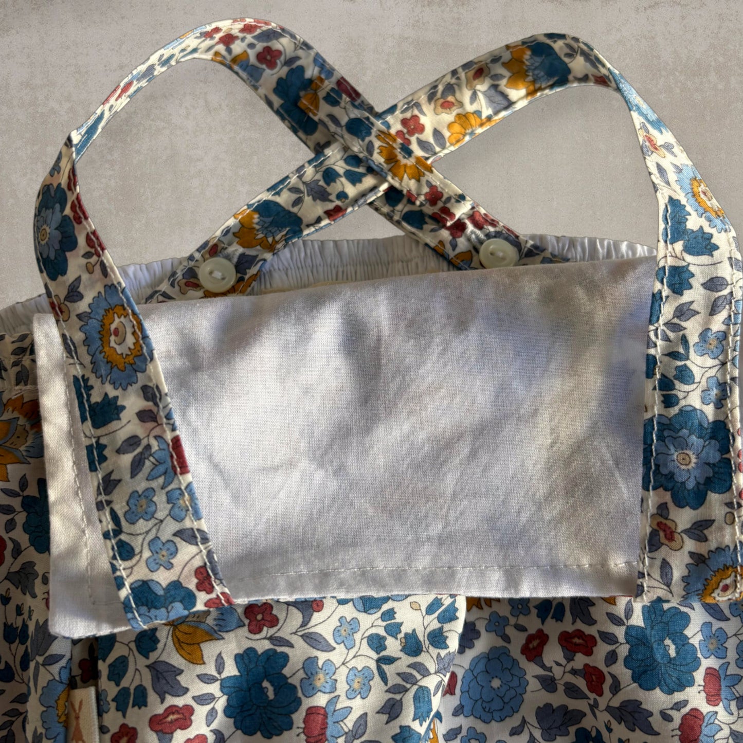 Peto corto con tirantes. Estampado floral