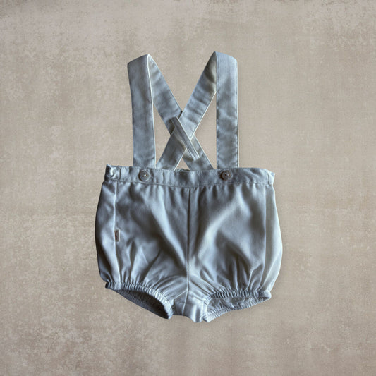 Pantalón corto con tirantes. Piqué Beige