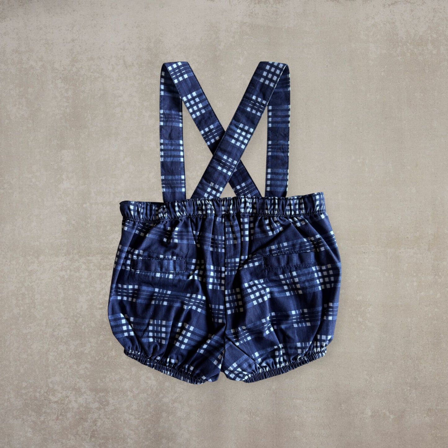 Pantalón corto con tirantes. Cuadros azules