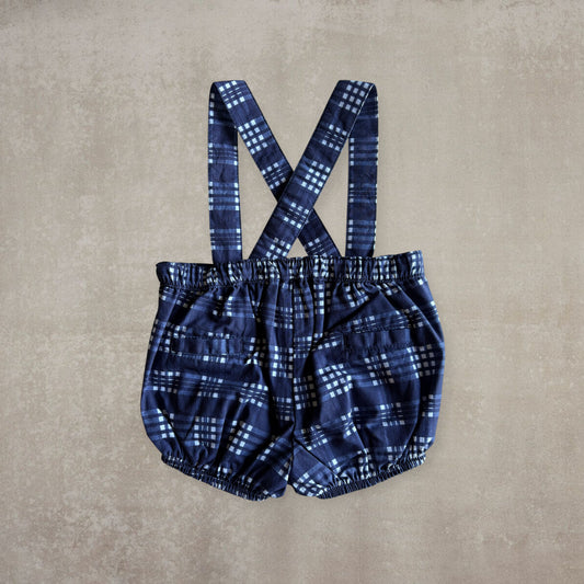 Pantalón corto con tirantes. Cuadros azules