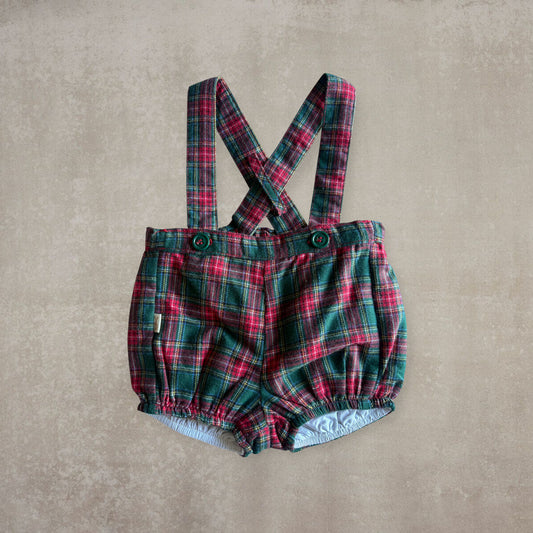 Pantalón corto con tirantes. Cuadros rojos y verdes