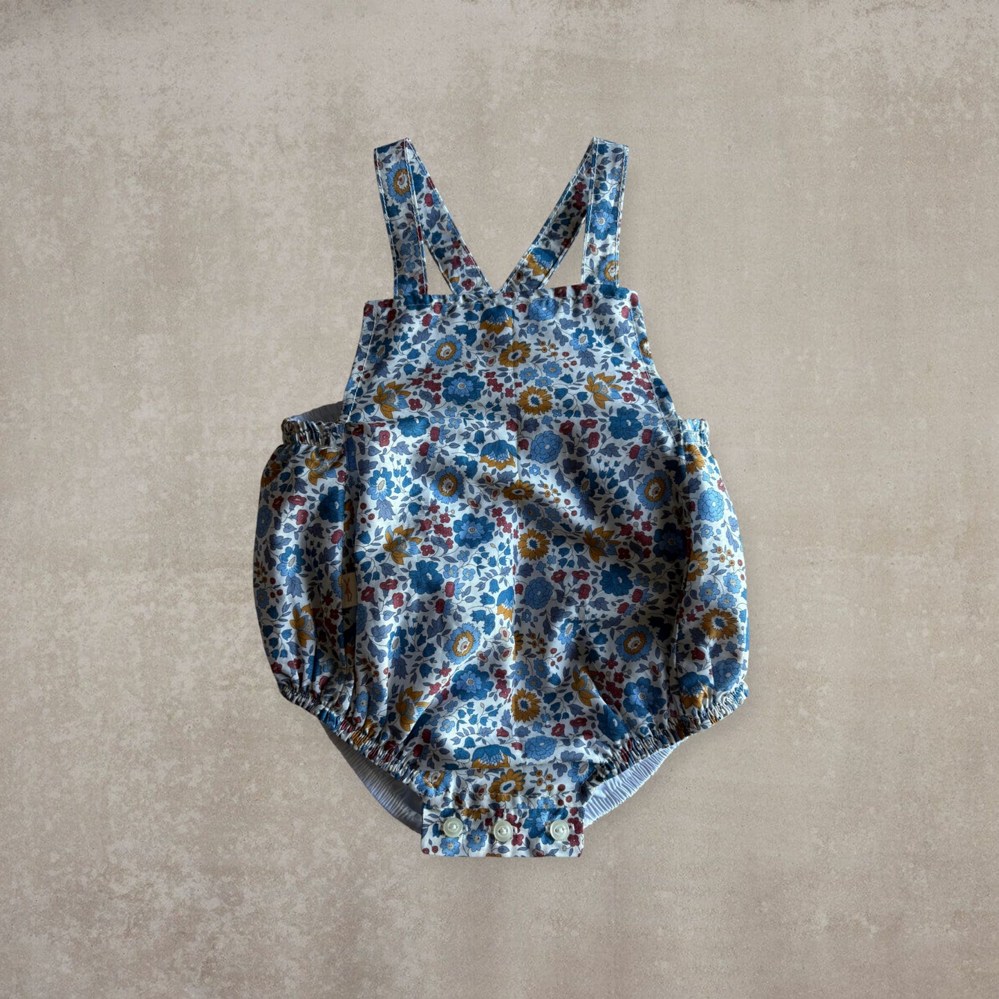 Peto corto con tirantes. Estampado floral