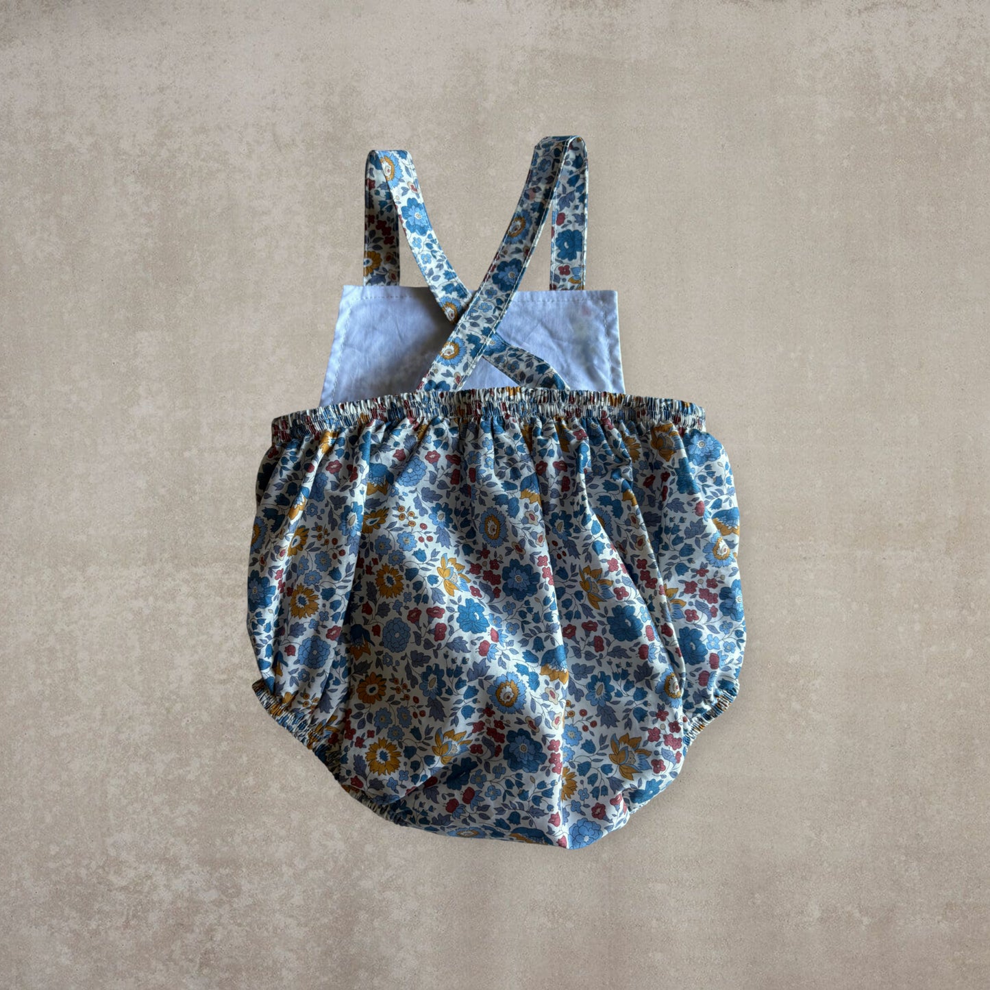 Peto corto con tirantes. Estampado floral