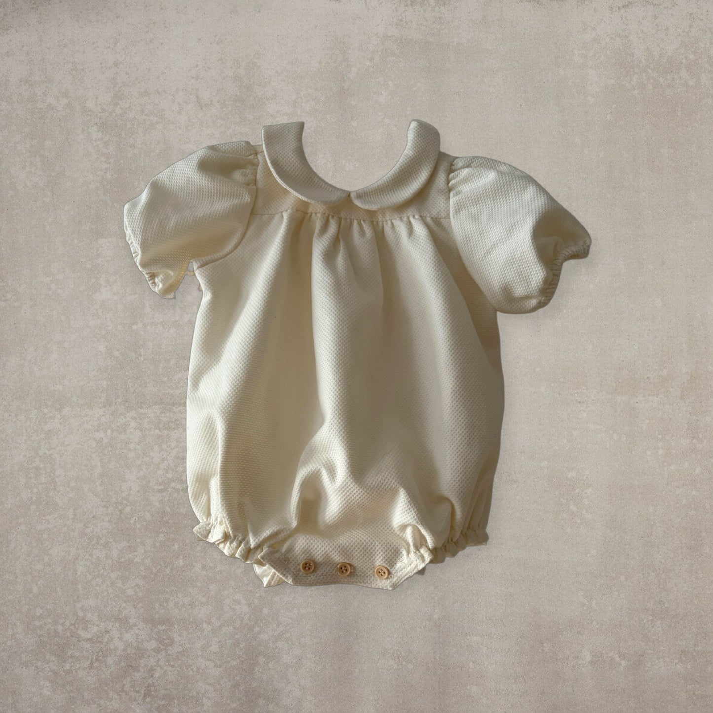 Ranita de Piqué Beige con Cuello Bobo y Manga Farol - 100% Algodón