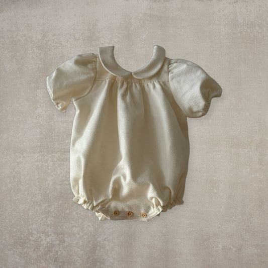 Ranita de Piqué Beige con Cuello Bobo y Manga Farol - 100% Algodón