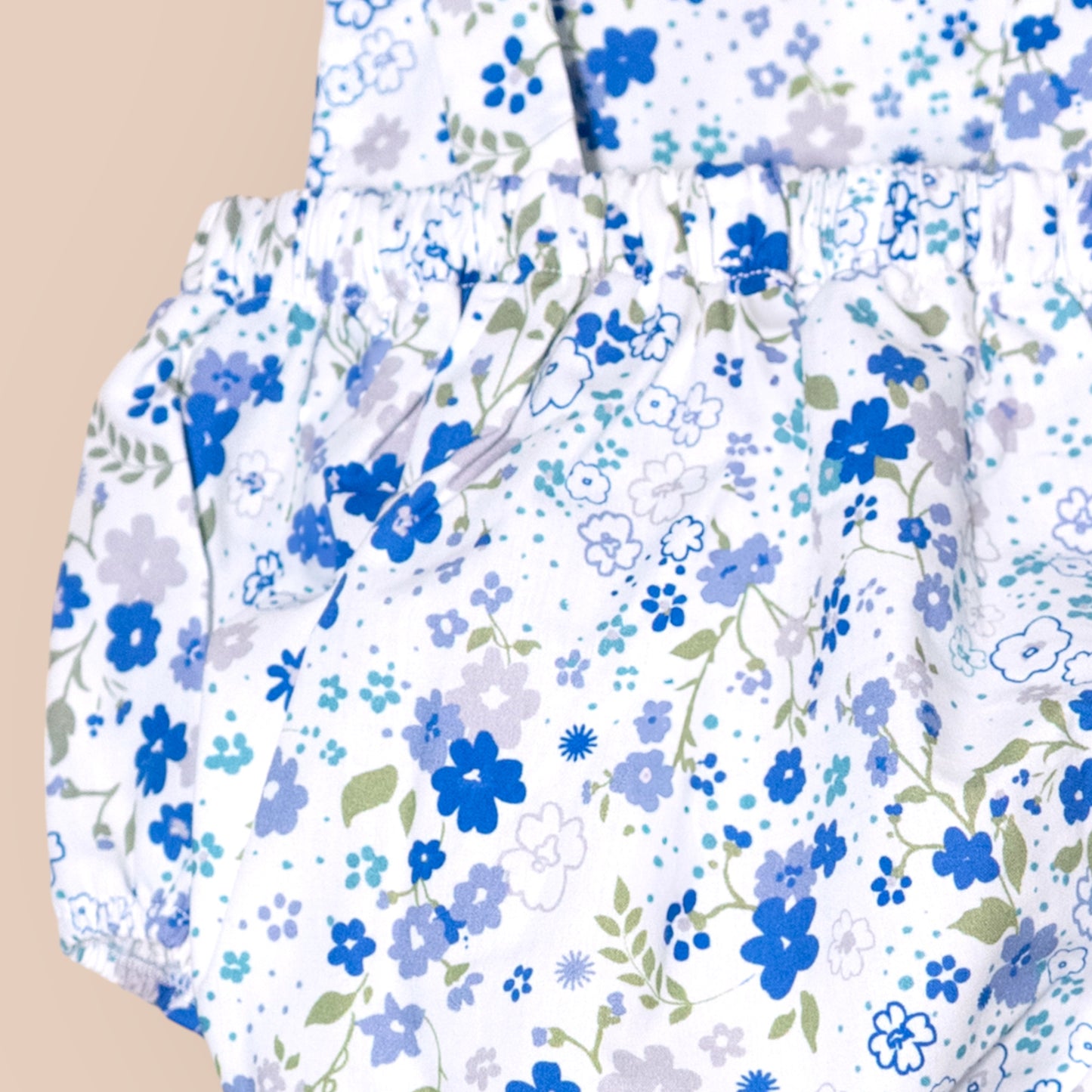Ranita con tirantes y florecillas azules